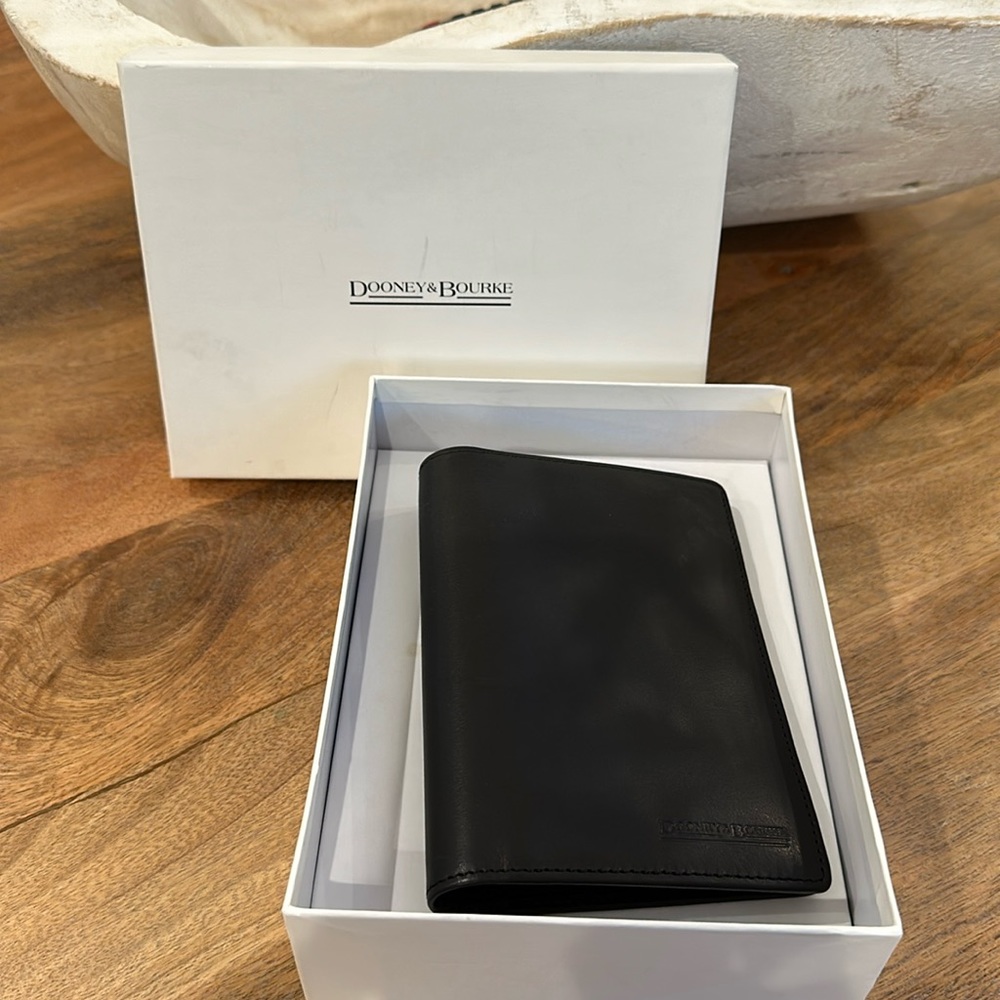 BRAND NEW: Vintage, Dooney & Bourke Italian Leather Wallet